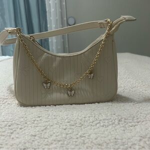 Chic Cream Shoulder Bag with Gold Chain Accents